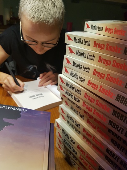 Monika Lech, podpisywanie egzemplarzy "Morza krwi"